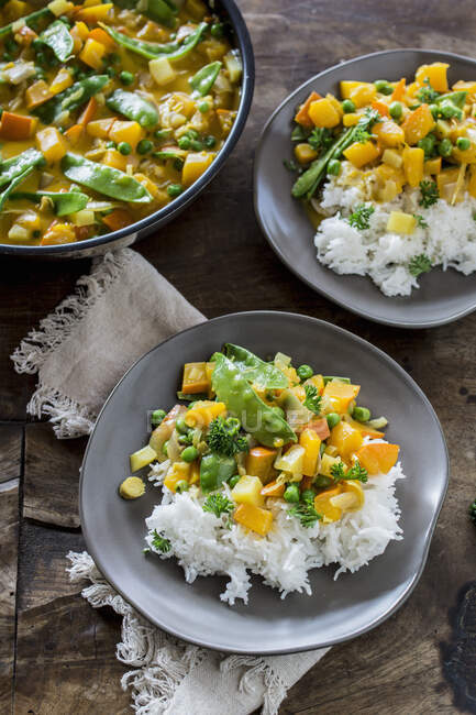 Vegetarian pumpkin and pea curry with rice — Stock Photo