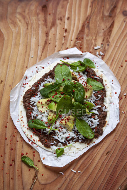 Tortilla com mousse de feijão preto, arroz, abacate e espinafre — Fotografia de Stock