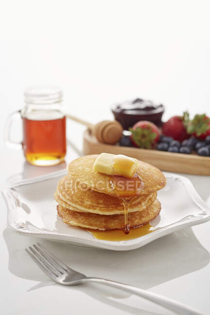 Panquecas clássicas com manteiga e mel pingando — Fotografia de Stock