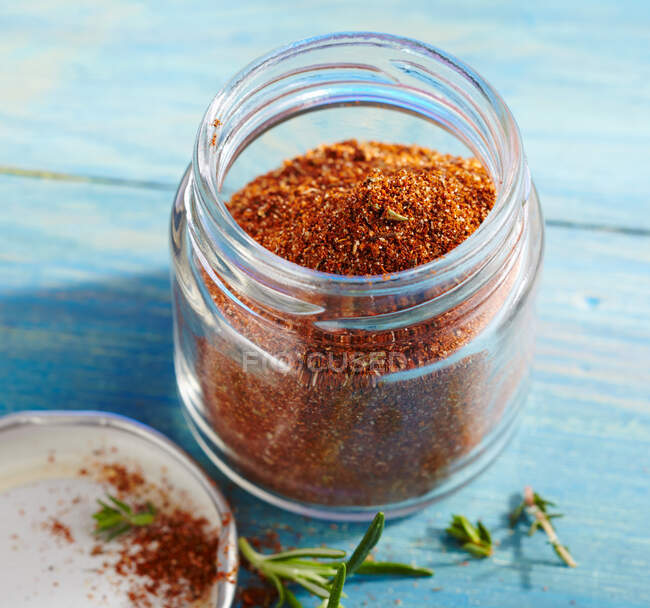 Frote casero mezcla de especias en un vaso para asar a la parrilla - foto de stock