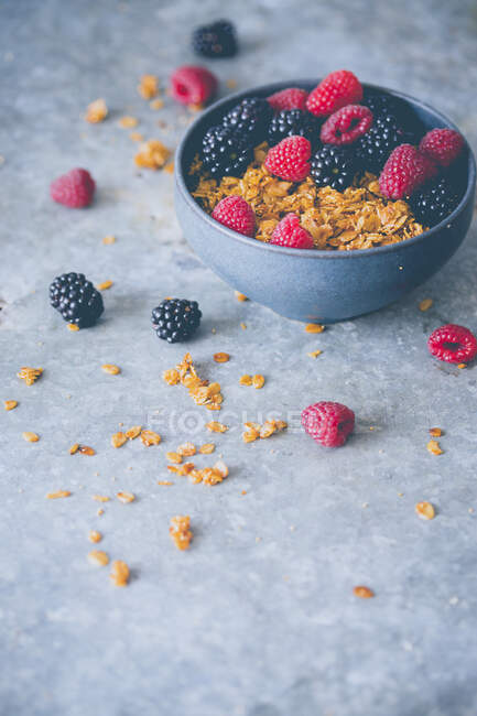 Bowl of homemade granola with fruits — Stock Photo