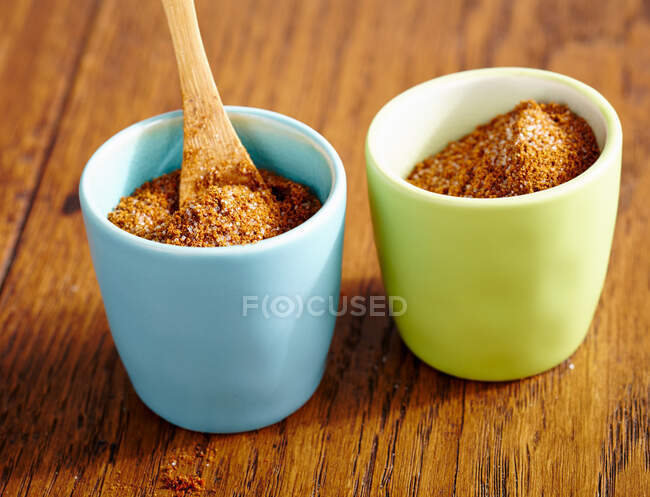 Jerk (Caribbean spice mix) in blue and green bowls — Stock Photo