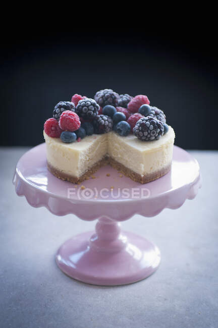 Close-up de delicioso Cheesecake com bagas de verão — Fotografia de Stock