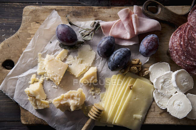 Cheese and meat board, snacks for wine with walnuts and honey — Stock Photo