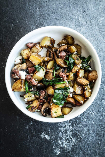 Fried potatoes with spinach, salsiccia and feta cheese — Stock Photo