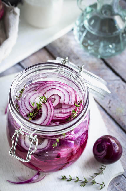 Jar of pickled purple onions - foto de stock
