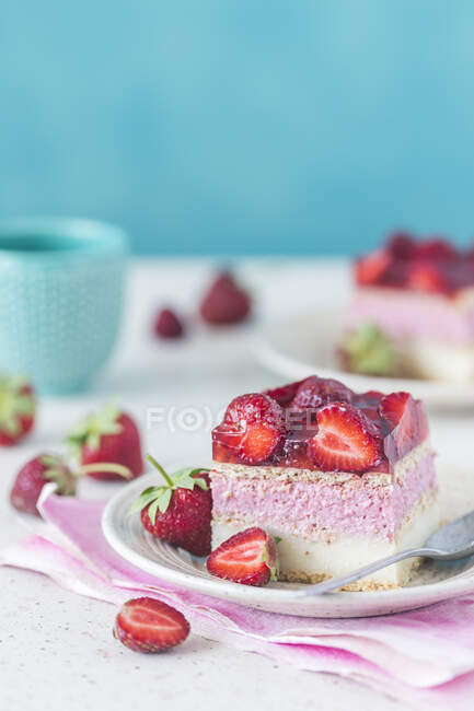 Close-up shot of delicious strawberry cream slice — Stock Photo