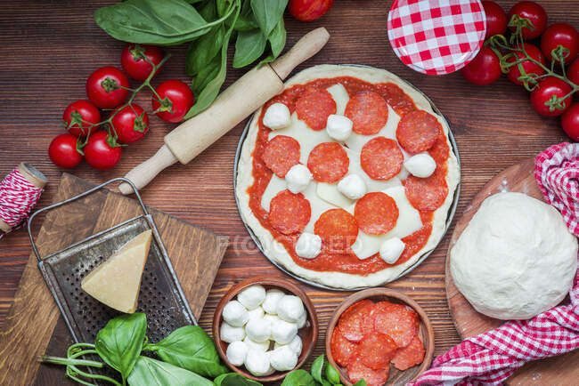 Pizza en cours de fabrication, gros plan — Photo de stock