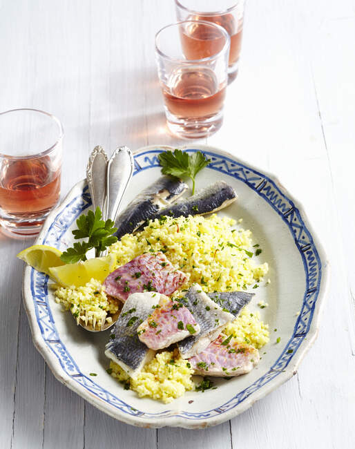 Sizilianischer Safran-Couscous mit Rotbarbe und Sardinen — Stockfoto
