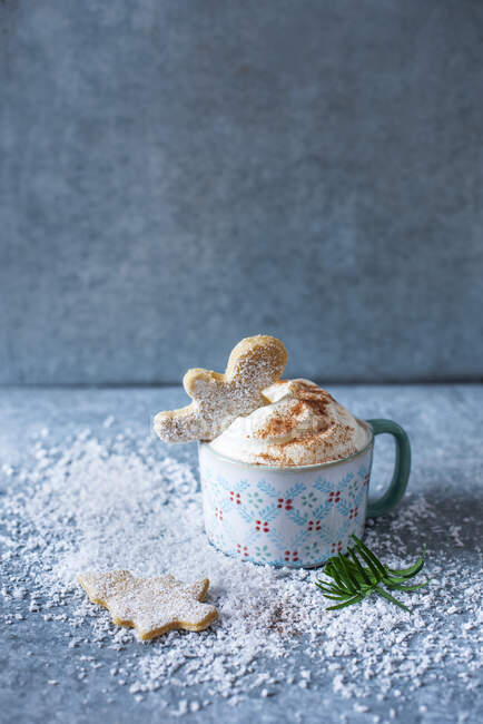 Biscoitos de biscoito caseiro e chocolate quente com creme para o Natal — Fotografia de Stock