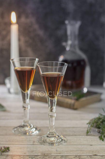 Two glasses of herbal liqueur — Stock Photo