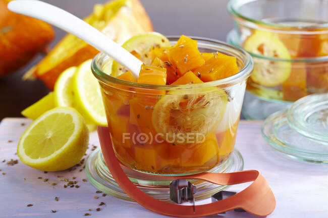 Маринований гарбузовий компот з насінням анісу та лимоном у банці — стокове фото