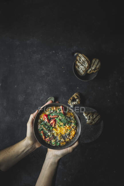 Bunte Gemüse- und weiße Bohnensuppe auf dunklem Hintergrund — Stockfoto