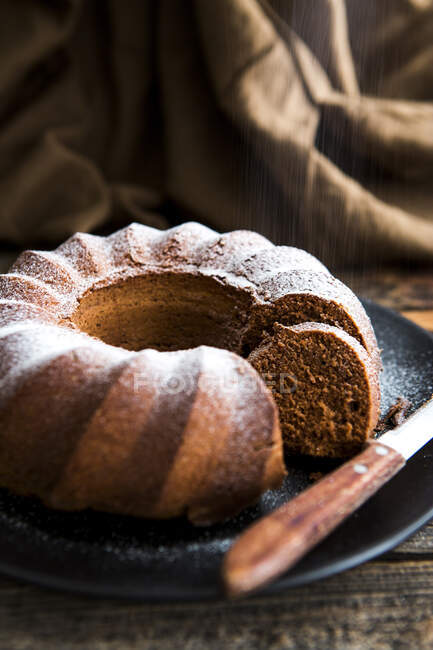 An egg white Bundt cake with icing sugar — Stock Photo
