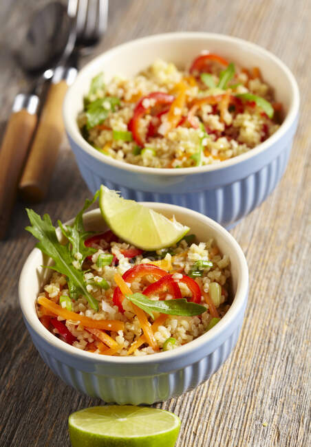 Vegan bulgur and carrot salad with peppers — Stock Photo