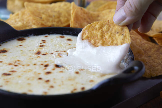 Corn crisps with a goat's cheese cheddar dip — Stock Photo