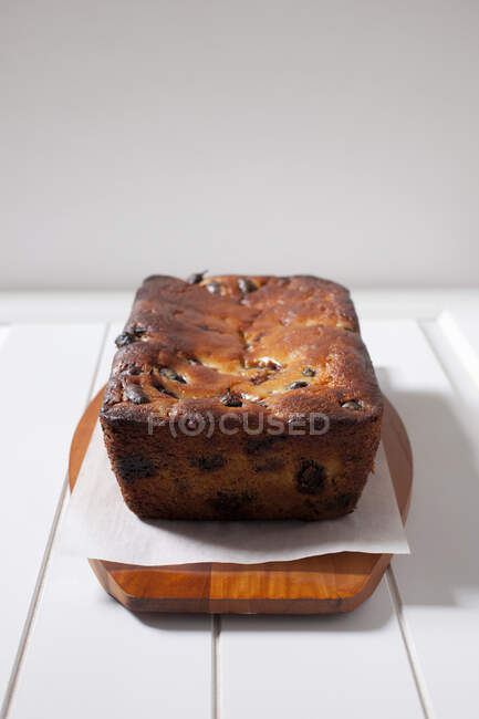 Freshly baked mulberry bread on cutting board — Stock Photo