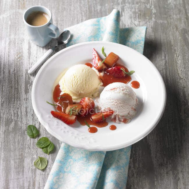 Vanilla, and lemon-and-strawberry ice cream with strawberry and rhubarb compote — Stock Photo