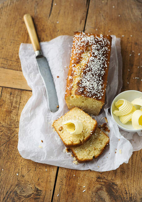 Coconut loaf cake with curls of butter - foto de stock