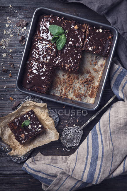Chocolate cake with dark chocolate glaze and almonds — Stock Photo