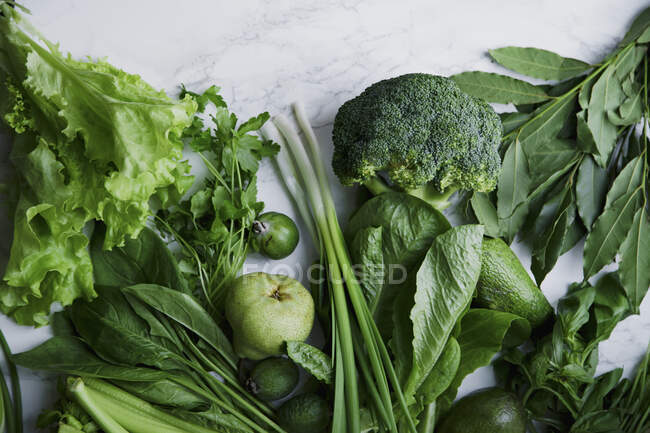 Verduras verdes frescas, verduras y frutas - foto de stock