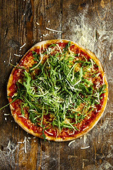 Nahaufnahme von leckerer Pizza mit Rucola — Stockfoto