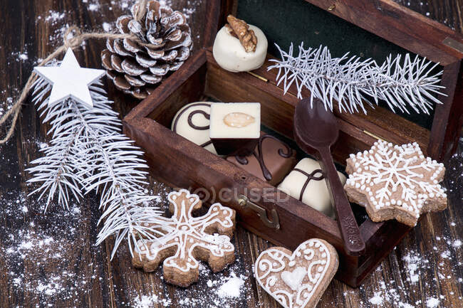 Biscotti di pan di zenzero di Natale e caramelle al cioccolato in scatola regalo di legno — Foto stock