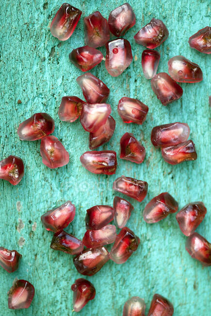 Vue de dessus des haricots rouges mûrs frais sur fond bleu — Photo de stock
