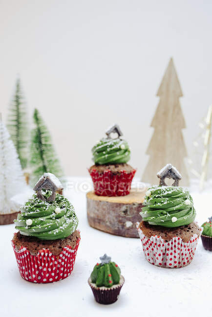 Christmas chocolate muffins with creamy green frosting — Stock Photo