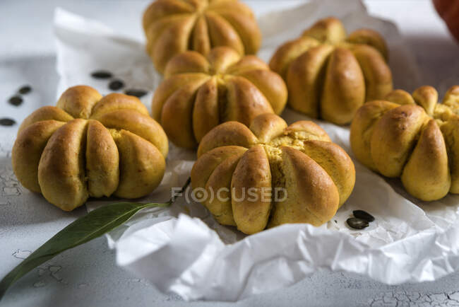 Petits pains frais cuits au four avec confiture sur une assiette blanche — Photo de stock