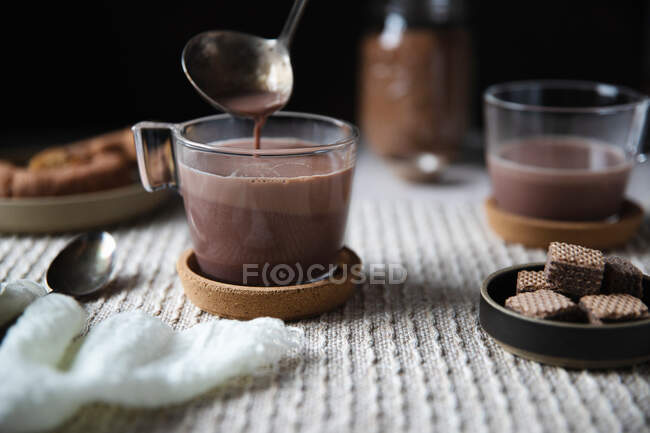 Primer plano de delicioso chocolate caliente - foto de stock