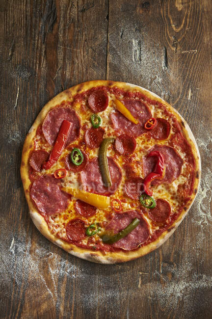 Pizza 'Serpente a sonagli Jake' con salame piccante — Foto stock
