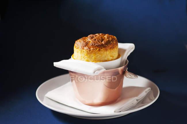 Köstliche frische hausgemachte Kuchen mit Sahne und Kaffee auf schwarzem Hintergrund — Stockfoto