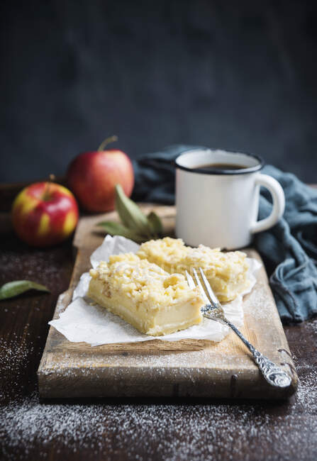 Veganer Apfel- und Quark-Streuselkuchen — Stockfoto