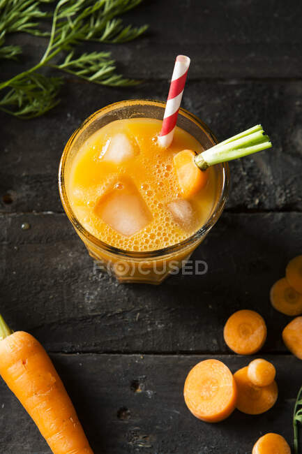 Свежий морковный сглаженный сок в стакане — стоковое фото