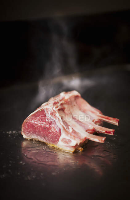 Steak de bœuf cru sur fond noir — Photo de stock