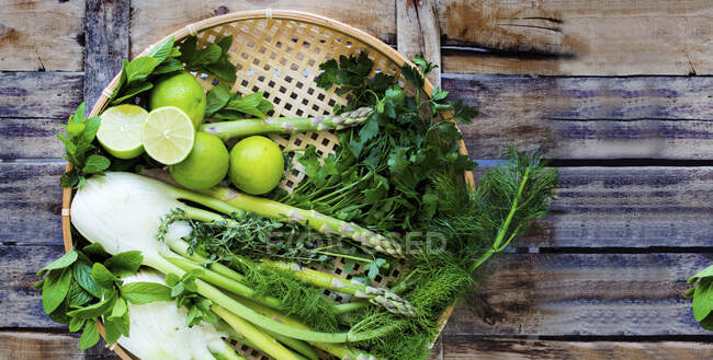 Fenouil vert frais, asperges, chaux, persil, aneth et menthe — Photo de stock