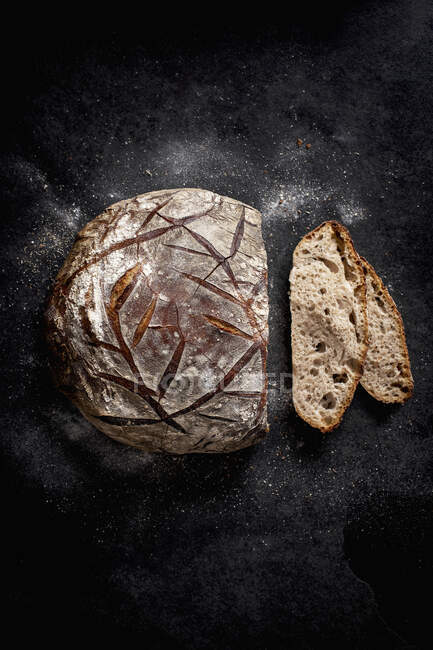 Свіжий запечений житньо-кислий хліб — стокове фото
