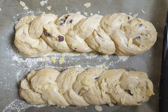 Unbaked yeast buns with raisins and almond flakes — Stock Photo