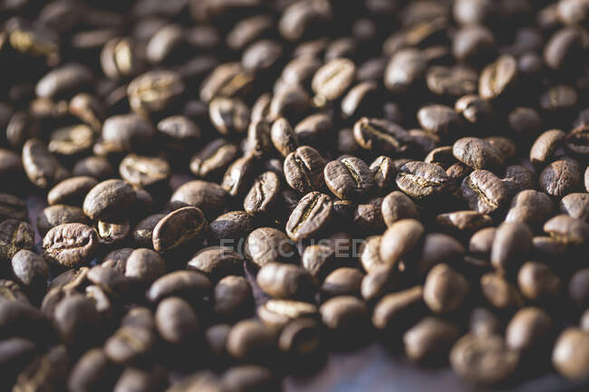 Кофейные зерна, крупный план — стоковое фото