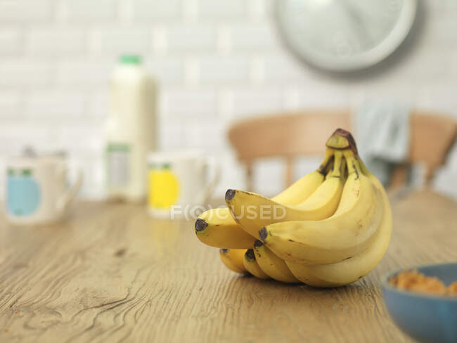 Банани на кухонному столі — стокове фото