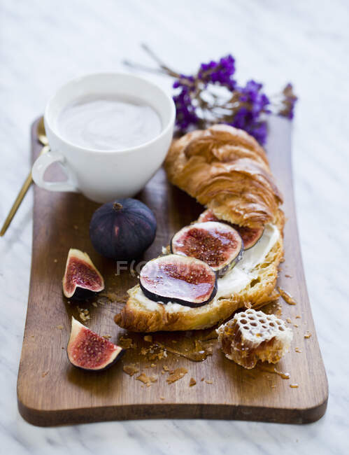 Croissant with fig and honey — Stock Photo