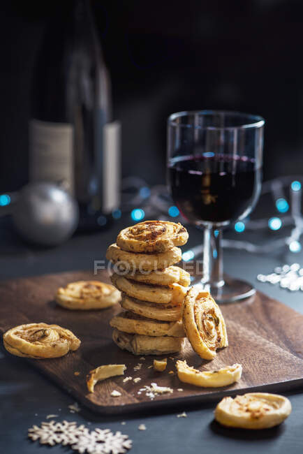 Puff pastry cheese and smoked paprika pinwheels as snack for Christmas — Stock Photo