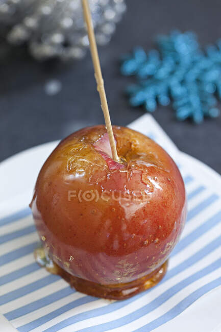 Липкое яблоко с рождественскими ощущениями — стоковое фото