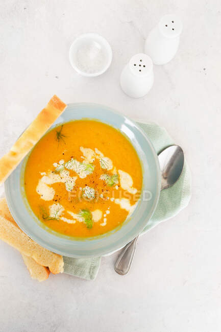 Carrots and fennel roasted soup with focaccia — Stock Photo