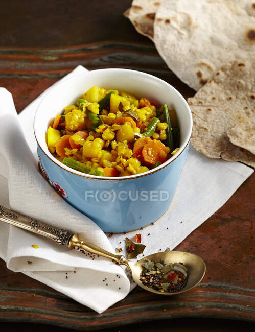 Kootu sambar stufato di verdure con lenticchie, cocco, coriandolo e patate (India) — Foto stock