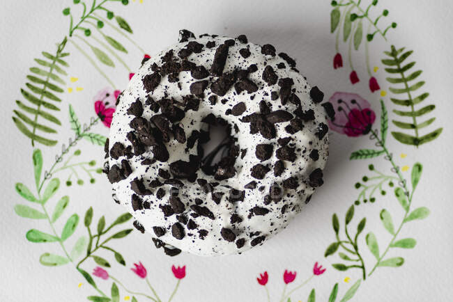Primer plano de delicioso Donut con chocolate - foto de stock