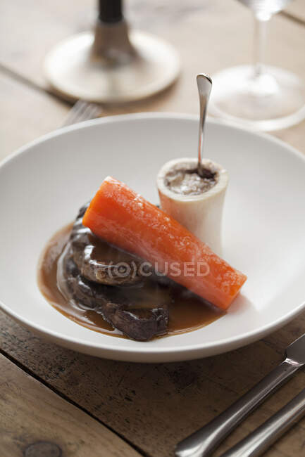 Moelle osseuse servie avec viande et carotte — Photo de stock