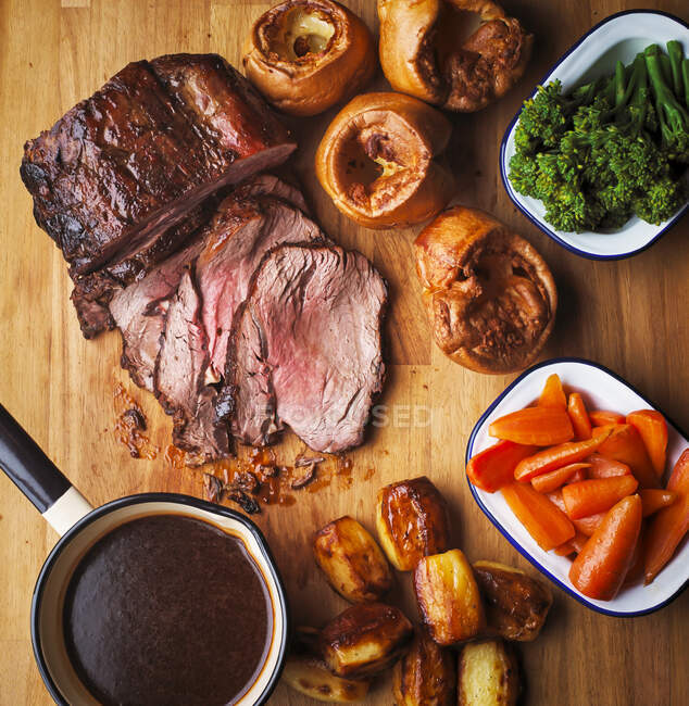 Roast beef with Yorkshire puddings and vegetables (England) — Stock Photo