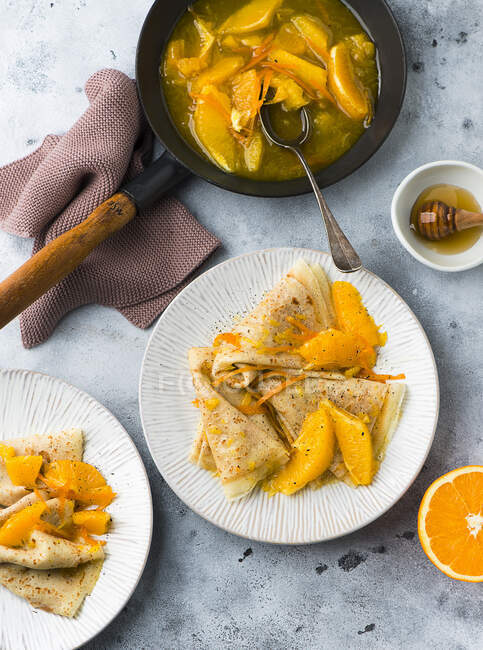 Crepe suzette con naranjas - foto de stock